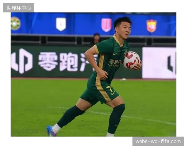 浙江队依靠米特里策的个人能力和陶强龙的补时进球，客场2-0击败河南队。